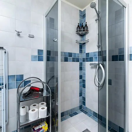 Stylish 1br Kalaranna, Walk To Old Town, Port, Cafés *