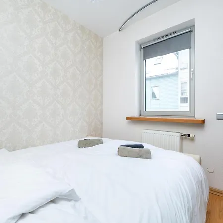 Stylish 1br Kalaranna, Walk To Old Town, Port, Cafes شقة