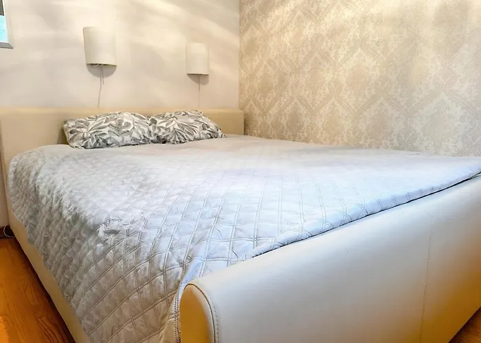 Stylish 1br Kalaranna, Walk To Old Town, Port, Cafes *