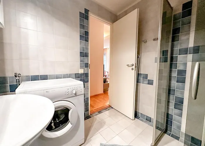 Stylish 1br Kalaranna, Walk To Old Town, Port, Cafes 아파트 *